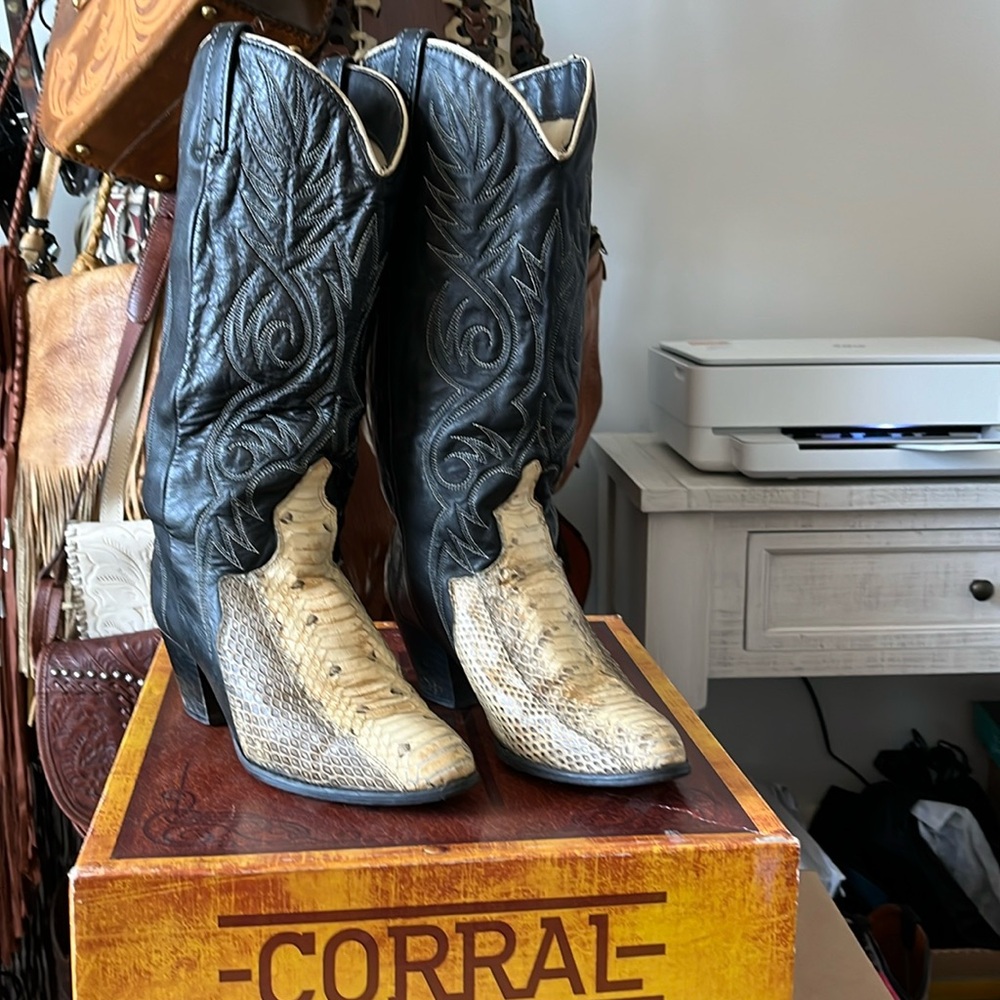 Acme size 7 snakeskin boots